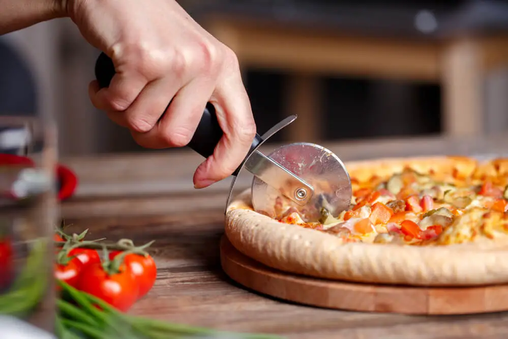 How to Cut a Pizza into 8 Slices - thekitchenwarriors.com